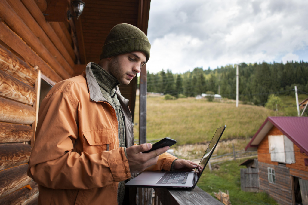 man-enjoying-rural-surroundings.jpg интернет на дачу