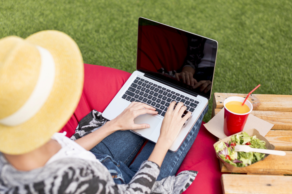 woman-working-laptop-from.jpg интернет