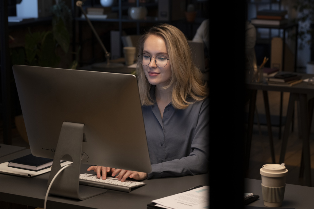 woman-with-glasses-using-computer.jpg интернет в офис