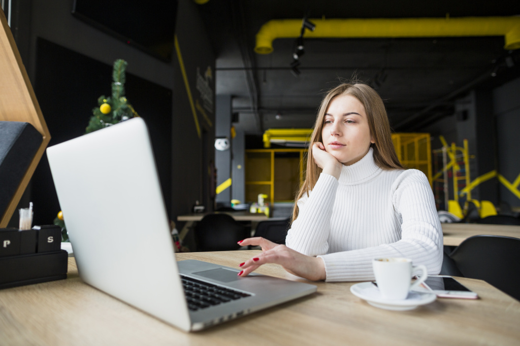 portrait-modern-woman-working-with-laptop.jpg интернет