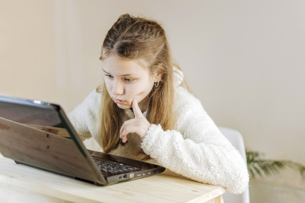 concentrated-girl-using-laptop-home.jpg