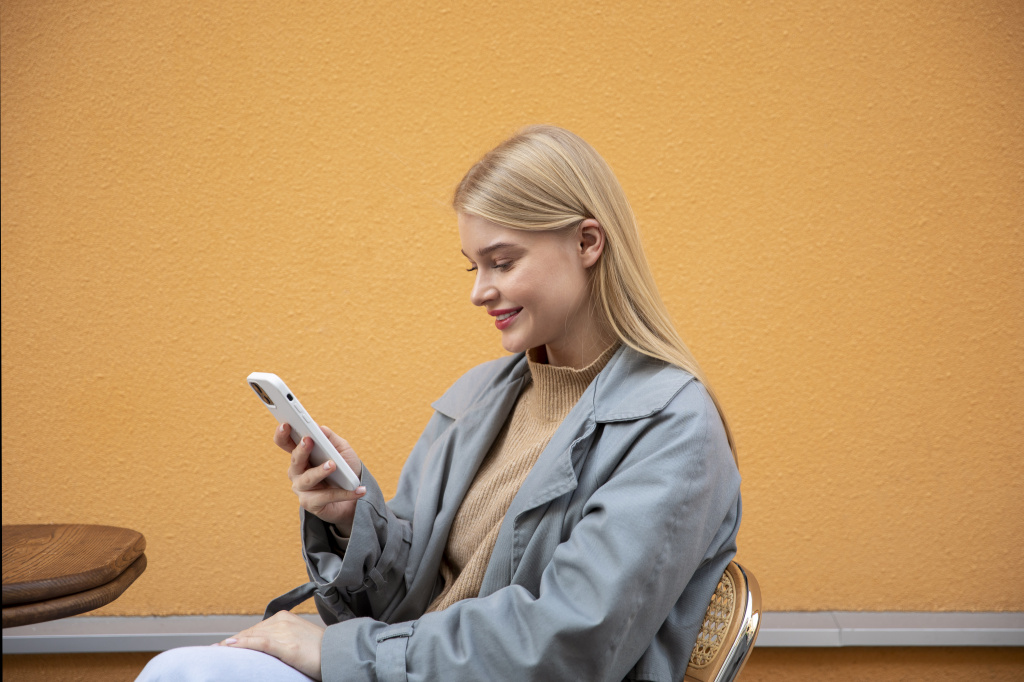 zensina-srednego-vystrela-s-telefonom.jpg интернет